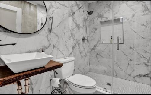 South Philadelphia Apartamento | Emerald Jacuzzi Loft Luxury Above It All