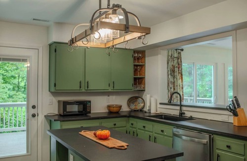 Cedar Mountain Casa | Emerald Lake Lodge - Lakefront - Families - Cozy - Fishing