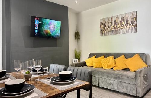 Castle Casa | Emerald Living, 4 bedrooms, sleeps 7, free parking in the heart of Swansea!