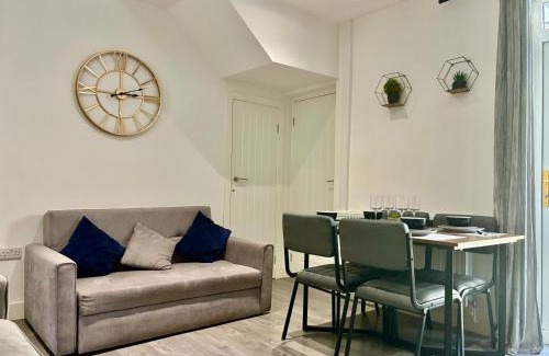 Castle Casa | Emerald Living, 4 bedrooms, sleeps 7, free parking in the heart of Swansea!