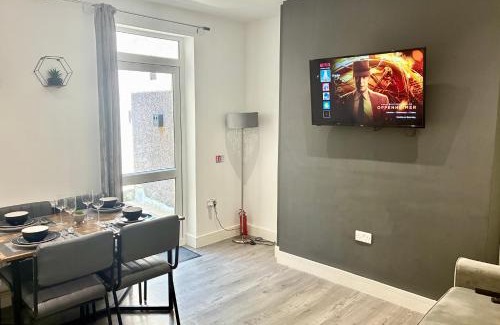 Castle Casa | Emerald Living, 4 bedrooms, sleeps 7, free parking in the heart of Swansea!