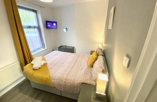 Castle Casa | Emerald Living, 4 bedrooms, sleeps 7, free parking in the heart of Swansea!