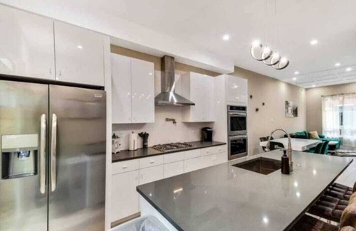 South Philadelphia Casa | Emerald Luxury Home with Jacuzzi on Private Roof