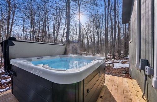 Gouldsboro Cabina | Emerald Pines Cabin | Lake Access | Hot Tub