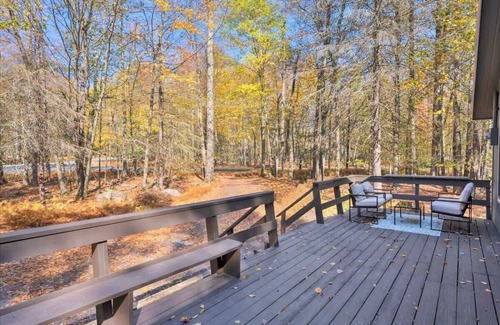 Gouldsboro Cabina | Emerald Pines Cabin | Lake Access | Hot Tub