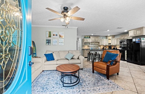El Centro Beach Casa | Emerald Revival, 3-bedroom house near Pier Park & the White Sandy beaches!