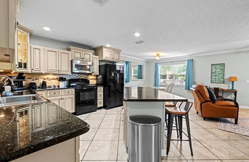 El Centro Beach Casa | Emerald Revival, 3-bedroom house near Pier Park & the White Sandy beaches!