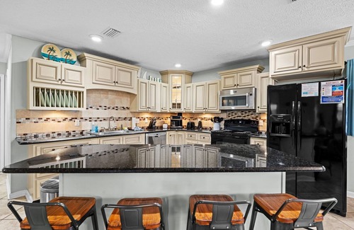 El Centro Beach Casa | Emerald Revival, 3-bedroom house near Pier Park & the White Sandy beaches!