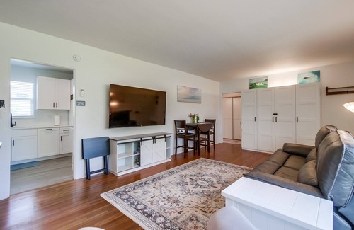 Pacific Beach Cabaña | Emerald Sea - 2 BD beach cottage with large yard - pet friendly