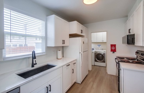 Pacific Beach Cabaña | Emerald Sea - 2 BD beach cottage with large yard - pet friendly