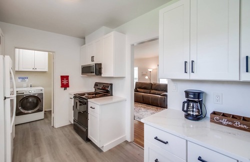 Pacific Beach Cabaña | Emerald Sea - 2 BD beach cottage with large yard - pet friendly