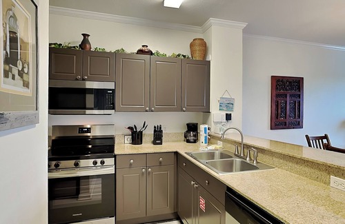 Frangista Beach Condominio | Emerald Waters Vacation Condo ~ Corto paseo a la playa ~ Piscina comunitaria y jacuzzi!