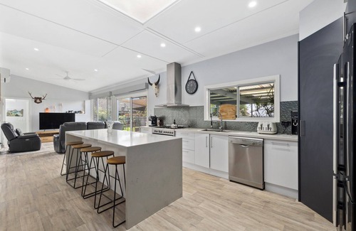 Coffs Harbour Casa | Emily House Pet-friendly Backyard Great Location