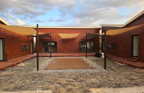 Leeupoort Casa | Emintha Log House