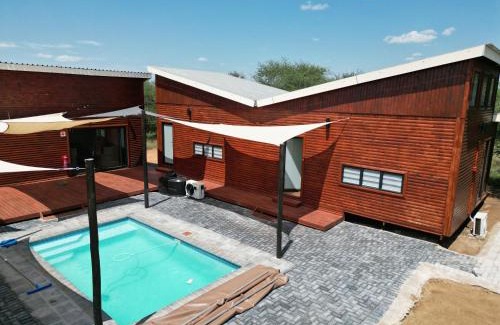 Leeupoort Casa | Emintha Log House
