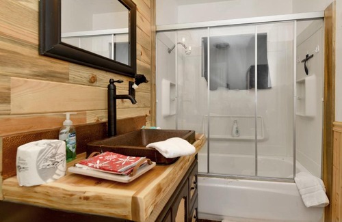 Big Bear City Chalet De Esquí | Emma's Cottage- Adorable Central Cozy Modern Chalet Home- Minutes to Activities