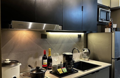 Highway Hills Condominio | EmmaSleep, DysonFan, Netflix, Disney+, PS4™ - 1BR w/ Balcony - City & Pool View