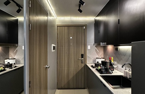 Highway Hills Condominio | EmmaSleep, DysonFan, Netflix, Disney+, PS4™ - 1BR w/ Balcony - City & Pool View