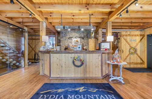 Stanardsville Casa | Empty Bottle Saloon - Rm. 209