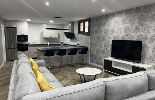 Mombeltran Casa | En el centro del pueblo. Esta decorada en estilo moderno y es totalmente nueva.
