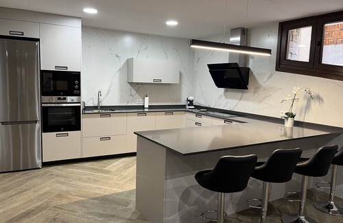 Mombeltran Casa | En el centro del pueblo. Esta decorada en estilo moderno y es totalmente nueva.