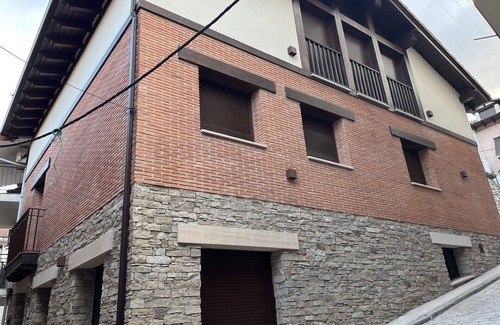 Mombeltran Casa | En el centro del pueblo. Esta decorada en estilo moderno y es totalmente nueva.