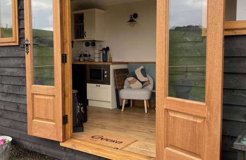 Llanfarian Cabina | En-suite Shepherds Huts