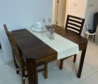 Hadapsar Apartamento | Ena by StayVio, Amanora Park Town, Hadapsar, Pune