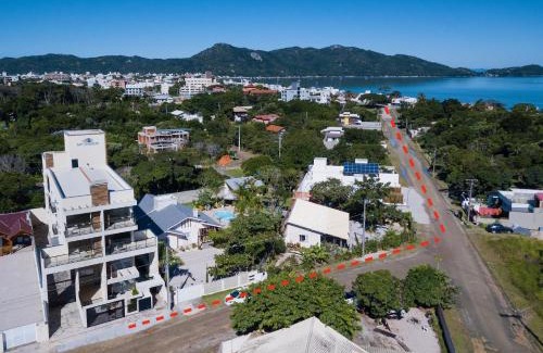 Mariscal Apartamento | Encanto de apartamento, novo! A 290 metros da praia do Canto Grande!