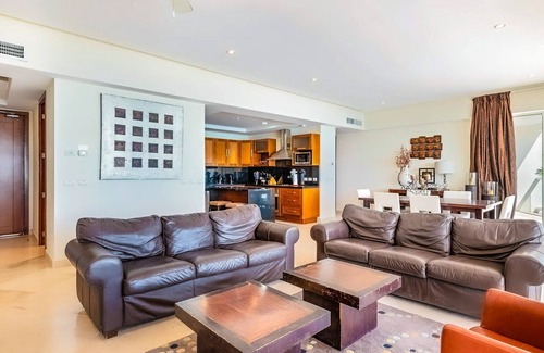 Puerto Penasco Condominio | Elegante unidad de 2 dormitorios en el octavo piso