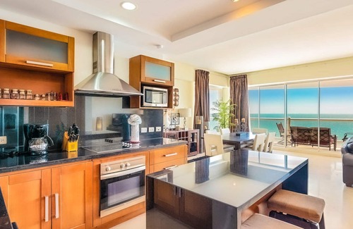 Puerto Penasco Condominio | Elegante unidad de 2 dormitorios en el octavo piso