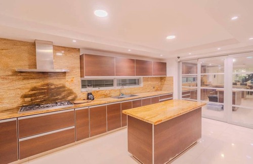 Manga Casa | Encanto Mansion: 6 Bedroom Luxury Stay Near Walled City