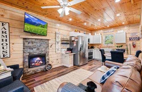 Sevierville Cabina | Enchanted Forest Hideaway by Ghosal Luxury Lodging
