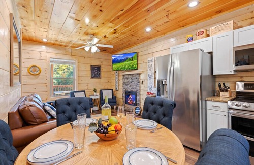 Sevierville Cabina | Enchanted Forest Hideaway by Ghosal Luxury Lodging