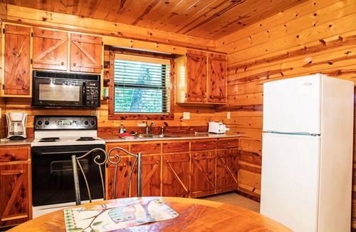 Eureka Springs Cabina | Hilltop Hideaway: cabaña de lujo con impresionantes vistas y jacuzzi para dos