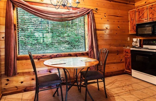 Eureka Springs Cabina | Hilltop Hideaway: cabaña de lujo con impresionantes vistas y jacuzzi para dos