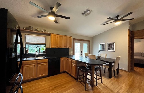 Palmetto Cabina | Enchanted Log Cabin Retreat: Sarasota/St. Pete