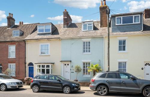 New Forest District Casa | Enchanting 3BR House in Lymington with Garden