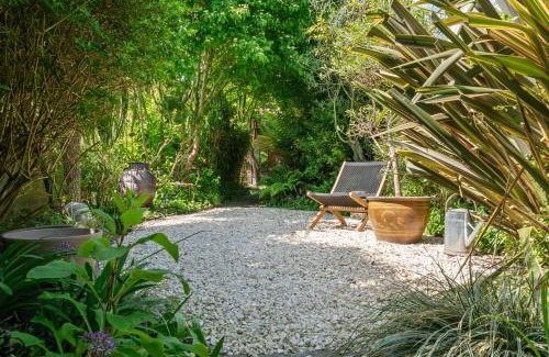 New Forest District Casa | Enchanting 3BR House in Lymington with Garden