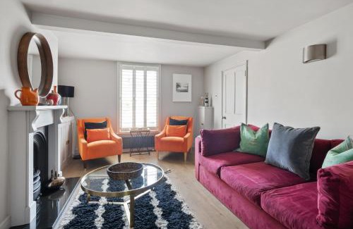 New Forest District Casa | Enchanting 3BR House in Lymington with Garden
