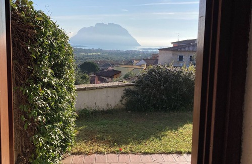 Porto San Paolo Apartamento | Casa Bouganvillea - CASA PANORAMICA ENCANTADORA Y FRESCA EN TAVOLARA