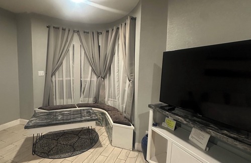 Springville Otro | Enchanting Castle with Nature View to Relax
