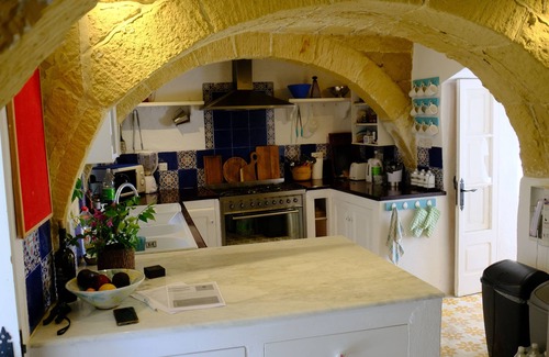 Gharb Casa | Casa de campo rústica con piscina privada y jardín maduro con vistas al mar