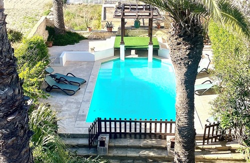 Gharb Casa | Casa de campo rústica con piscina privada y jardín maduro con vistas al mar