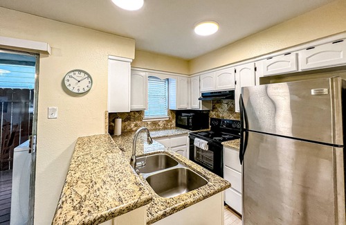 Bay Area Condominio | Enchanting dog-friendly condo with pool, balcony, full kitchen, & washer/dryer