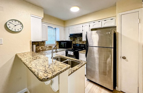 Bay Area Condominio | Enchanting dog-friendly condo with pool, balcony, full kitchen, & washer/dryer