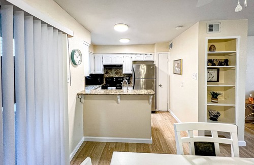 Bay Area Condominio | Enchanting dog-friendly condo with pool, balcony, full kitchen, & washer/dryer