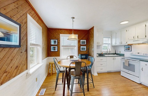 Avon Casa | Enchanting dog-friendly duplex with balcony, central AC, & kitchenette