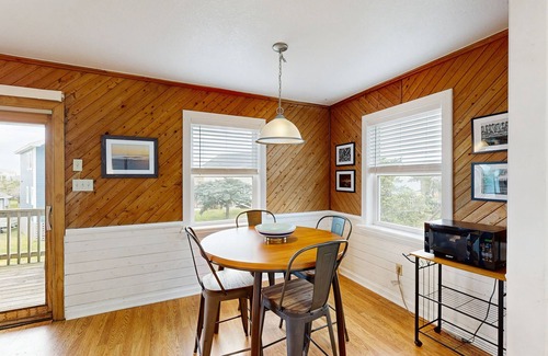Avon Casa | Enchanting dog-friendly duplex with balcony, central AC, & kitchenette