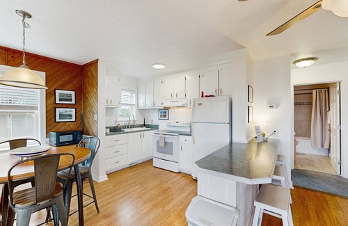 Avon Casa | Enchanting dog-friendly duplex with balcony, central AC, & kitchenette